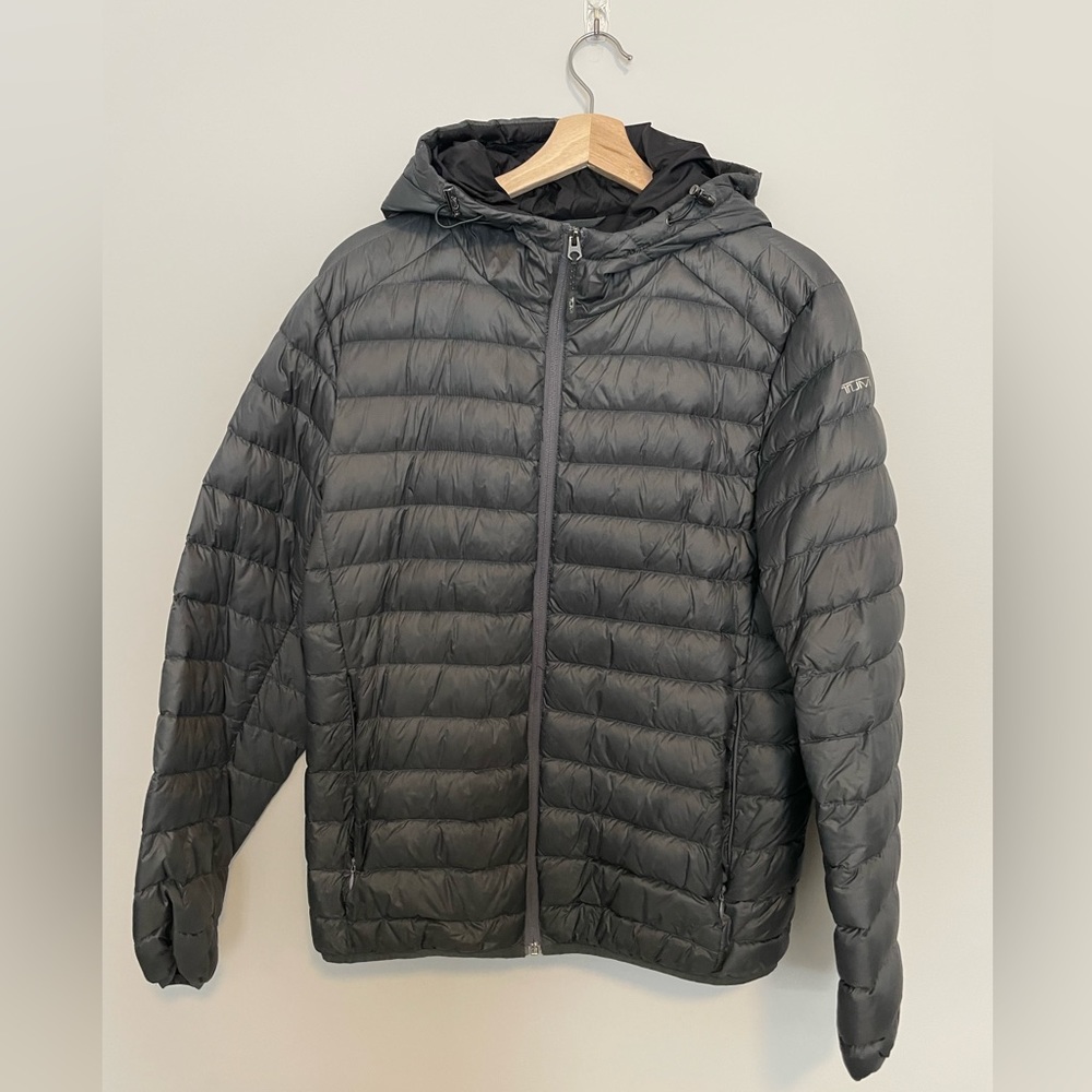 Tumi Hooded Packable Down Jacket Men’s Medium in great condition